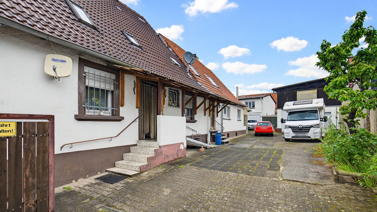 Immobilienangebot - Graben-Neudorf - Wohnen & Anlage - Zwei sanierungsbedürftige Einfamilienhäuser mit zwei Scheunen – viel Potenzial für Ihre Ideen