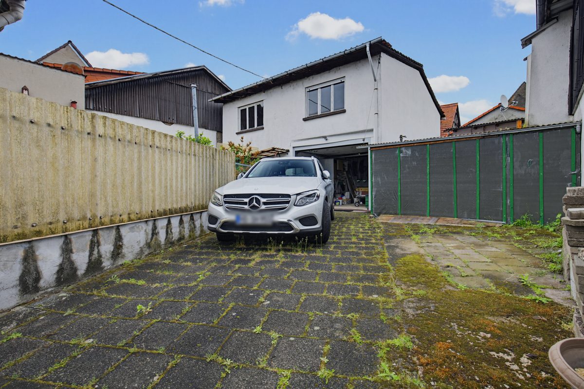 Hofeinfahrt Immobilienangebot - Graben-Neudorf - Wohnen & Anlage - Zwei sanierungsbedürftige Einfamilienhäuser mit zwei Scheunen – viel Potenzial für Ihre Ideen