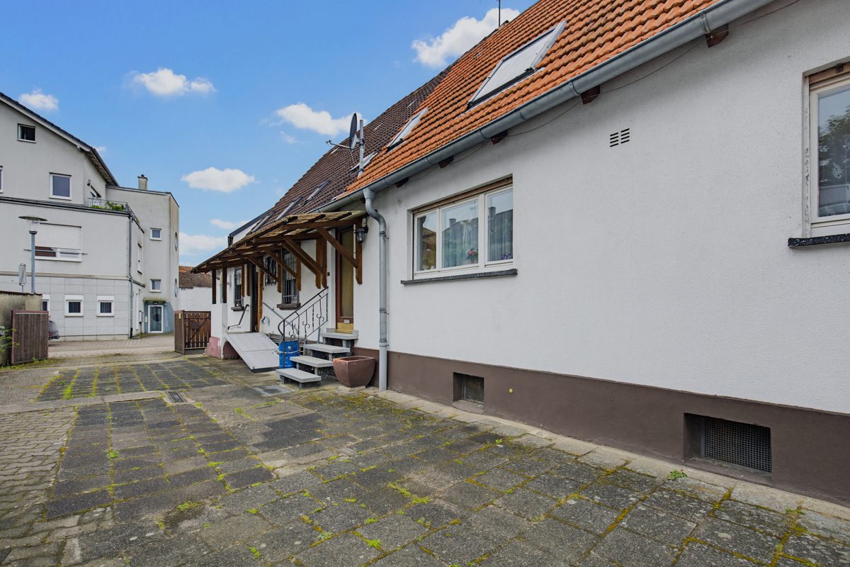 Hofeinfahrt Immobilienangebot - Graben-Neudorf - Wohnen & Anlage - Zwei sanierungsbedürftige Einfamilienhäuser mit zwei Scheunen – viel Potenzial für Ihre Ideen