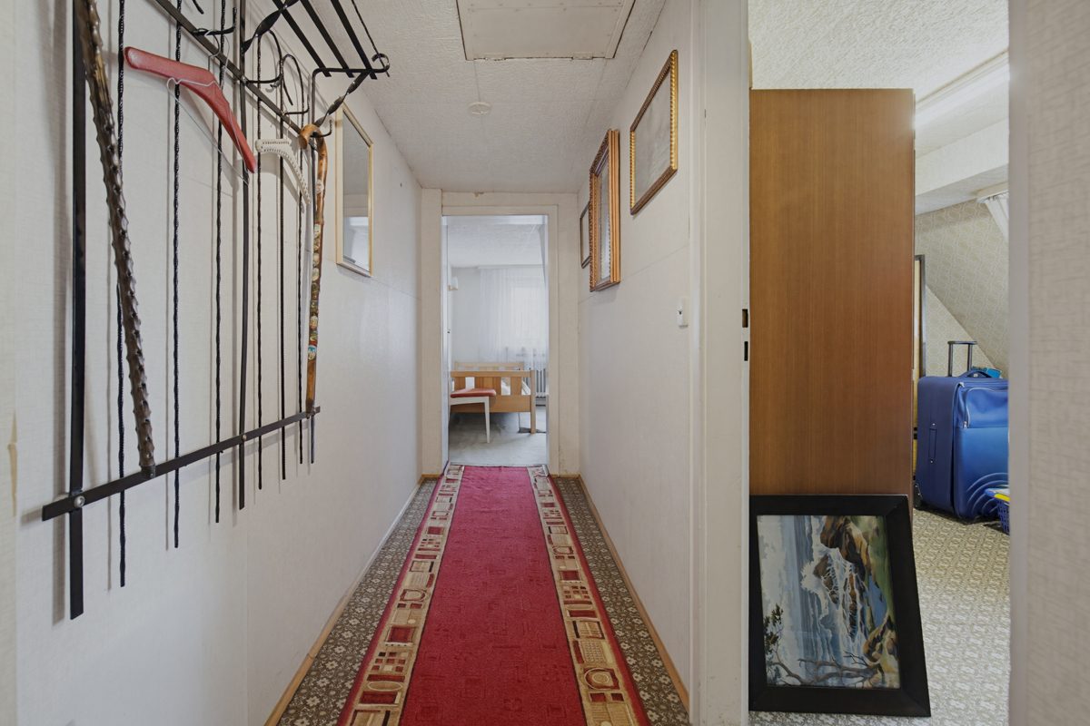 OG Flur Immobilienangebot - Graben-Neudorf - Wohnen & Anlage - Zwei sanierungsbedürftige Einfamilienhäuser mit zwei Scheunen – viel Potenzial für Ihre Ideen
