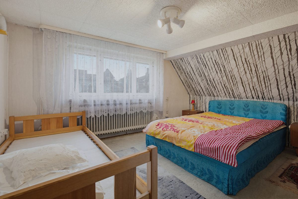 OG Schlafzimmer Immobilienangebot - Graben-Neudorf - Wohnen & Anlage - Zwei sanierungsbedürftige Einfamilienhäuser mit zwei Scheunen – viel Potenzial für Ihre Ideen