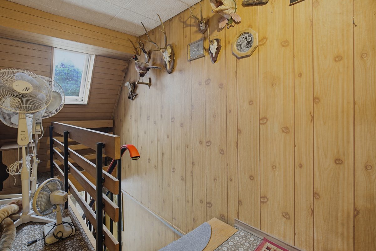 OG Treppe Immobilienangebot - Graben-Neudorf - Wohnen & Anlage - Zwei sanierungsbedürftige Einfamilienhäuser mit zwei Scheunen – viel Potenzial für Ihre Ideen