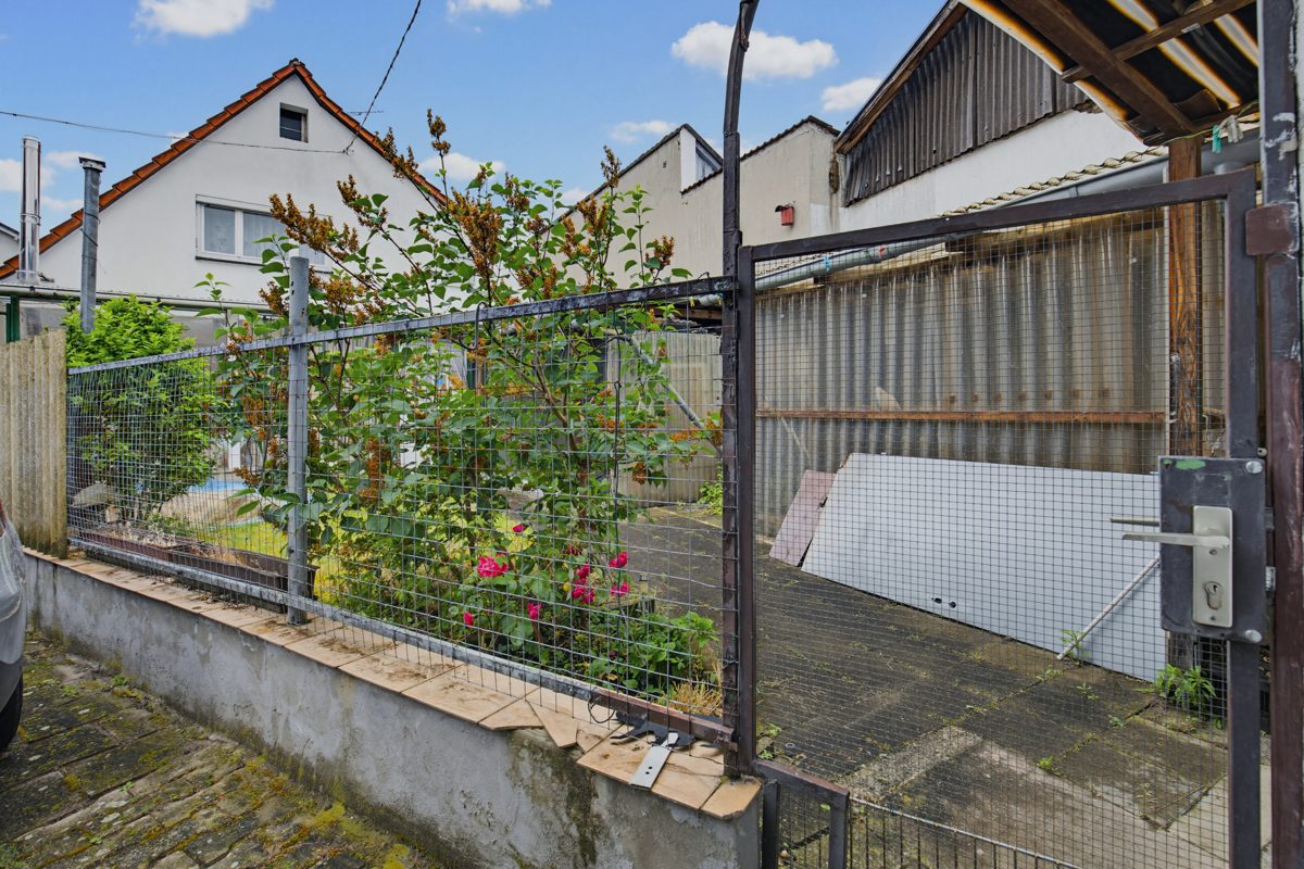 Vorderer Garten Immobilienangebot - Graben-Neudorf - Wohnen & Anlage - Zwei sanierungsbedürftige Einfamilienhäuser mit zwei Scheunen – viel Potenzial für Ihre Ideen