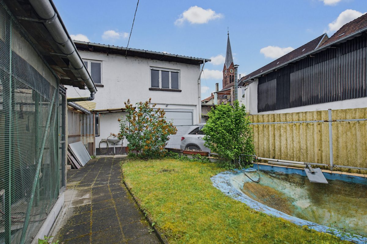 Vorderer Garten Immobilienangebot - Graben-Neudorf - Wohnen & Anlage - Zwei sanierungsbedürftige Einfamilienhäuser mit zwei Scheunen – viel Potenzial für Ihre Ideen