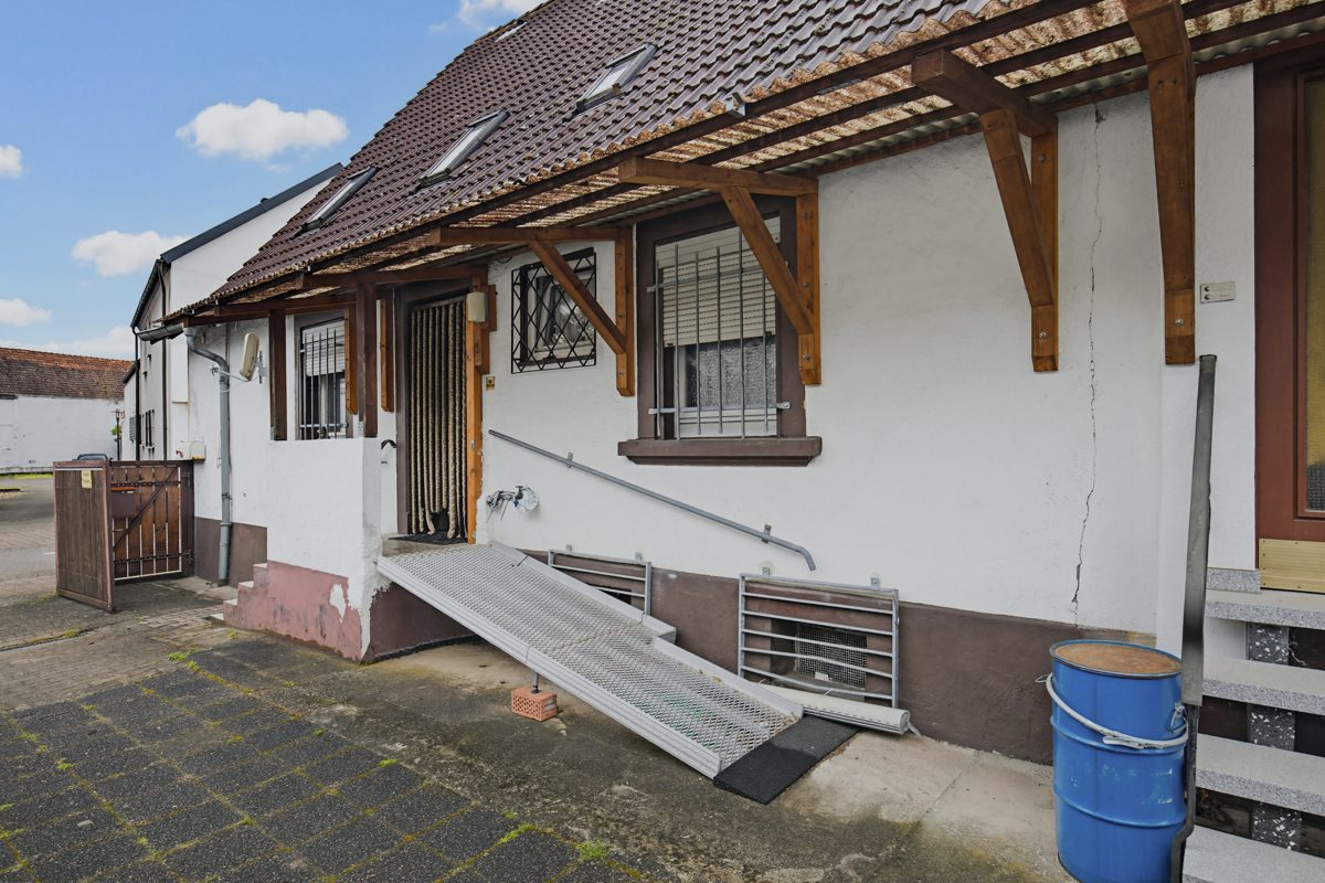 Vorderes Haus Immobilienangebot - Graben-Neudorf - Wohnen & Anlage - Zwei sanierungsbedürftige Einfamilienhäuser mit zwei Scheunen – viel Potenzial für Ihre Ideen
