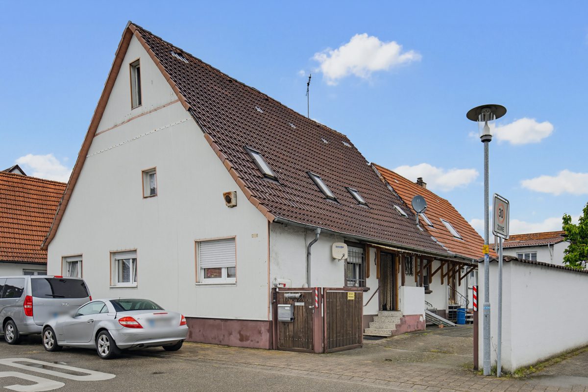 Außenansicht Immobilienangebot - Graben-Neudorf - Wohnen & Anlage - Zwei sanierungsbedürftige Einfamilienhäuser mit zwei Scheunen – viel Potenzial für Ihre Ideen