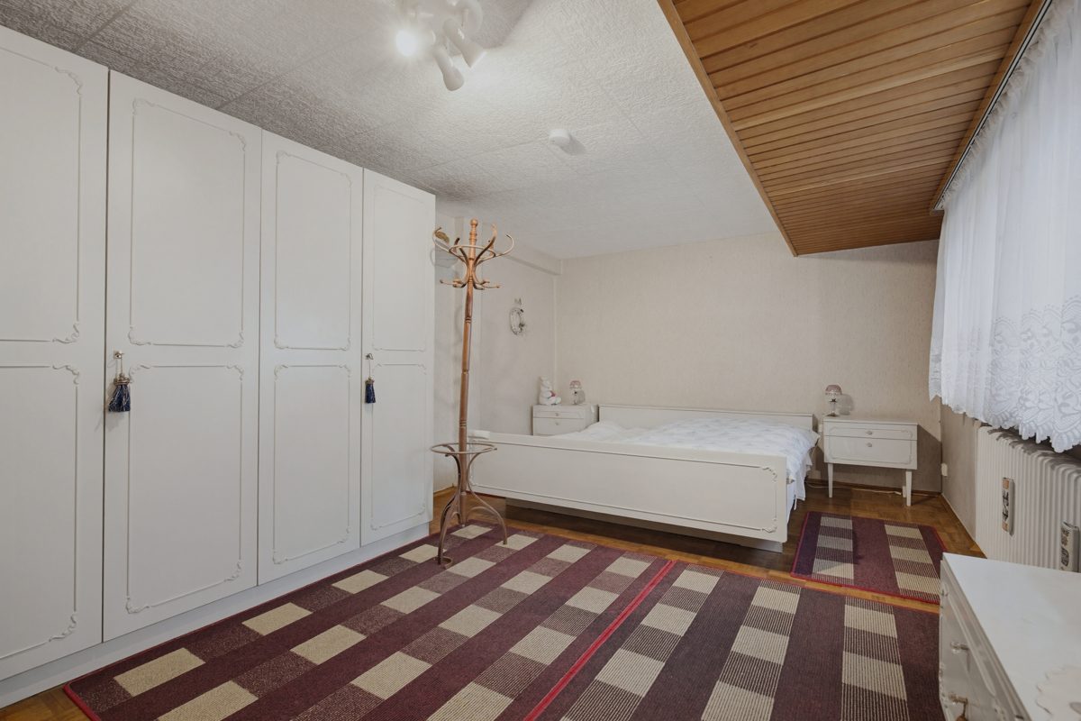 EG Schlafzimmer Immobilienangebot - Graben-Neudorf - Wohnen & Anlage - Zwei sanierungsbedürftige Einfamilienhäuser mit zwei Scheunen – viel Potenzial für Ihre Ideen