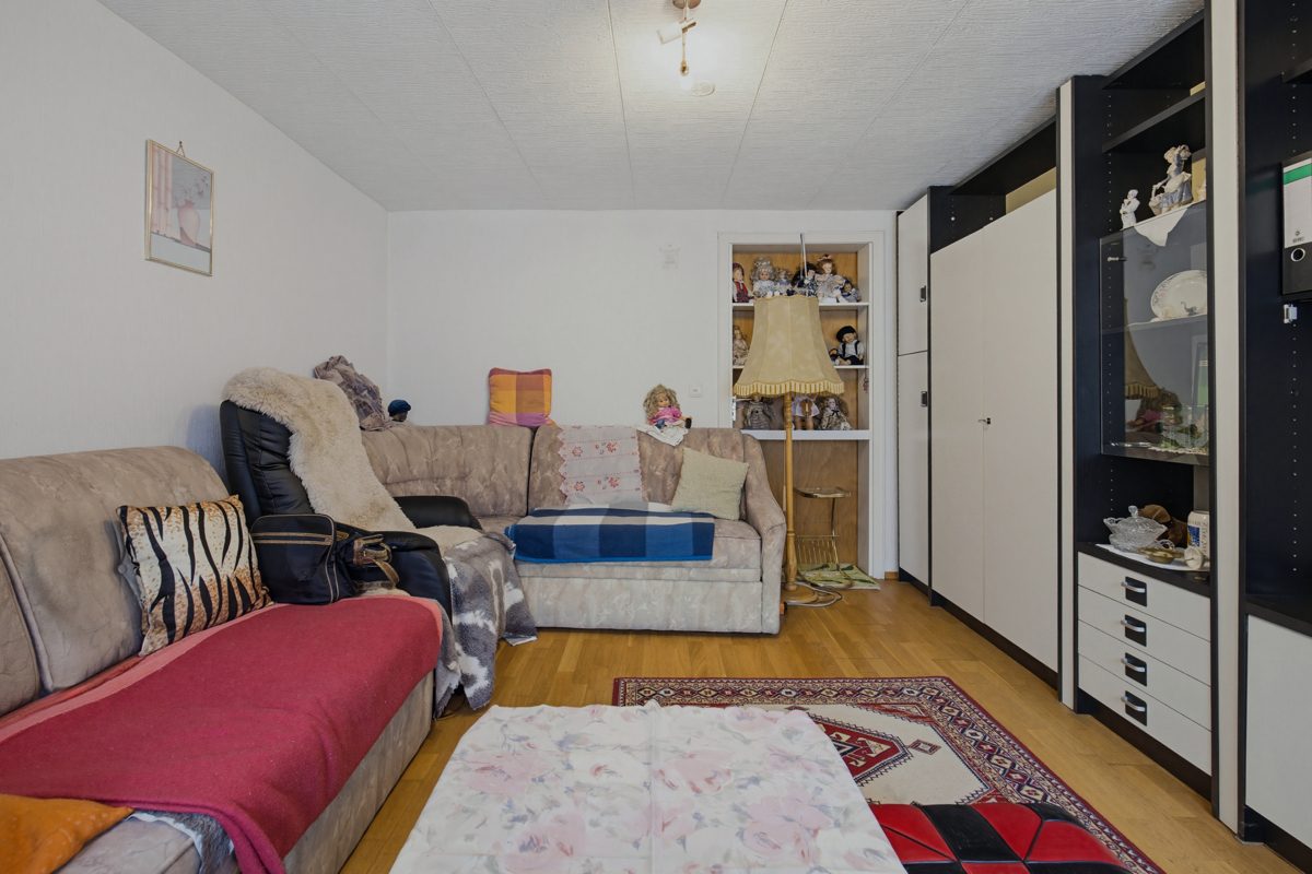 EG Wohnzimmer Immobilienangebot - Graben-Neudorf - Wohnen & Anlage - Zwei sanierungsbedürftige Einfamilienhäuser mit zwei Scheunen – viel Potenzial für Ihre Ideen