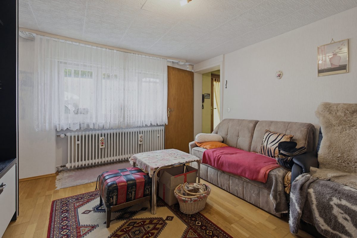 EG Wohnzimmer Immobilienangebot - Graben-Neudorf - Wohnen & Anlage - Zwei sanierungsbedürftige Einfamilienhäuser mit zwei Scheunen – viel Potenzial für Ihre Ideen