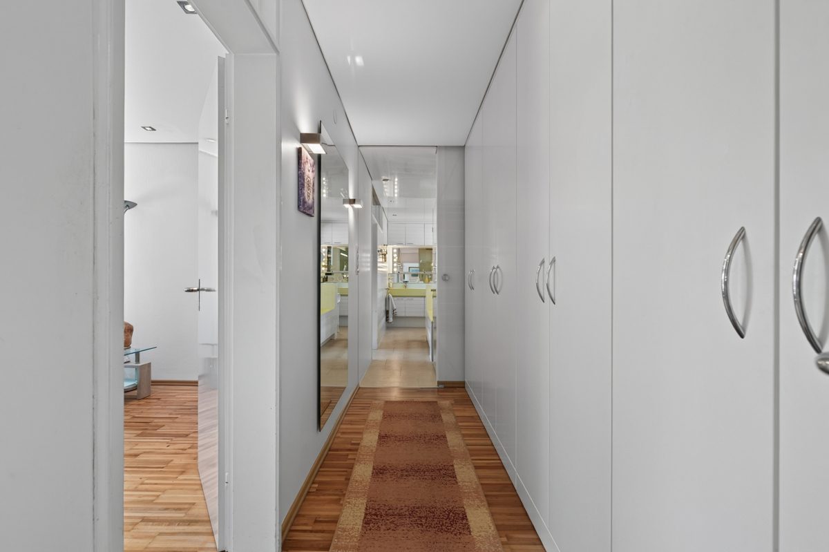 Flur Immobilienangebot - Karlsruhe - Wohnen & Anlage - Wohnen auf einer Ebene – mit viel Privatsphäre und einem Garten zum Verlieben