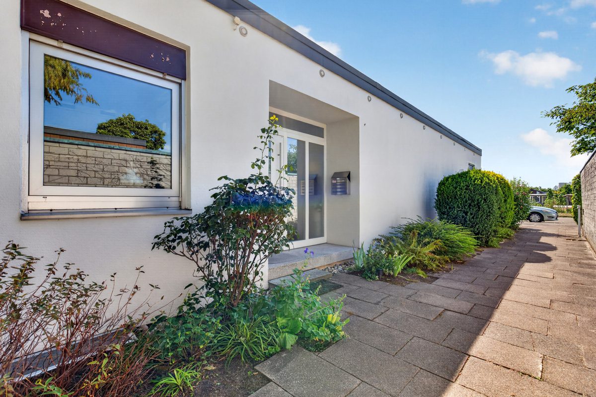 Außenansicht Immobilienangebot - Karlsruhe - Wohnen & Anlage - Wohnen auf einer Ebene – mit viel Privatsphäre und einem Garten zum Verlieben