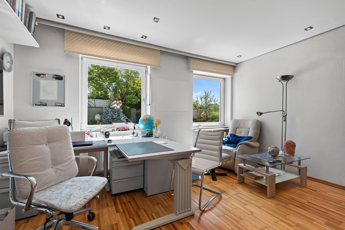 Büro Immobilienangebot - Karlsruhe - Wohnen & Anlage - Wohnen auf einer Ebene – mit viel Privatsphäre und einem Garten zum Verlieben