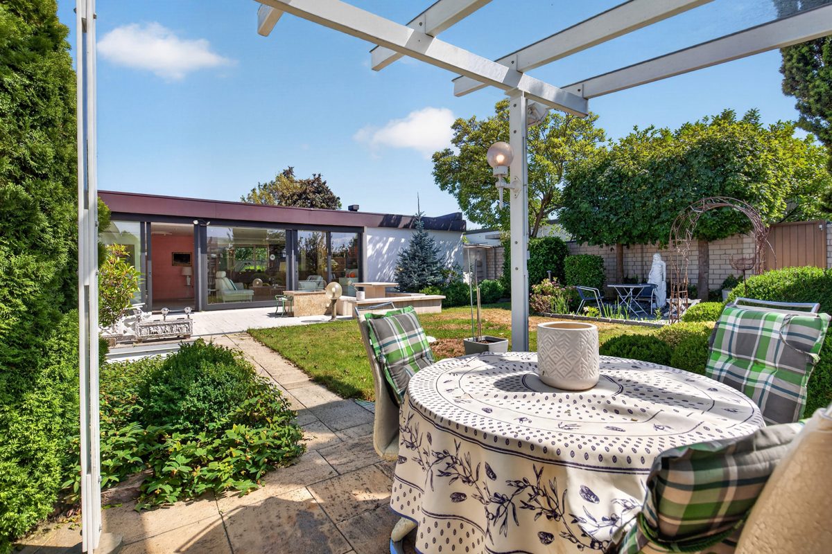 Gartenidylle Immobilienangebot - Karlsruhe - Wohnen & Anlage - Wohnen auf einer Ebene – mit viel Privatsphäre und einem Garten zum Verlieben