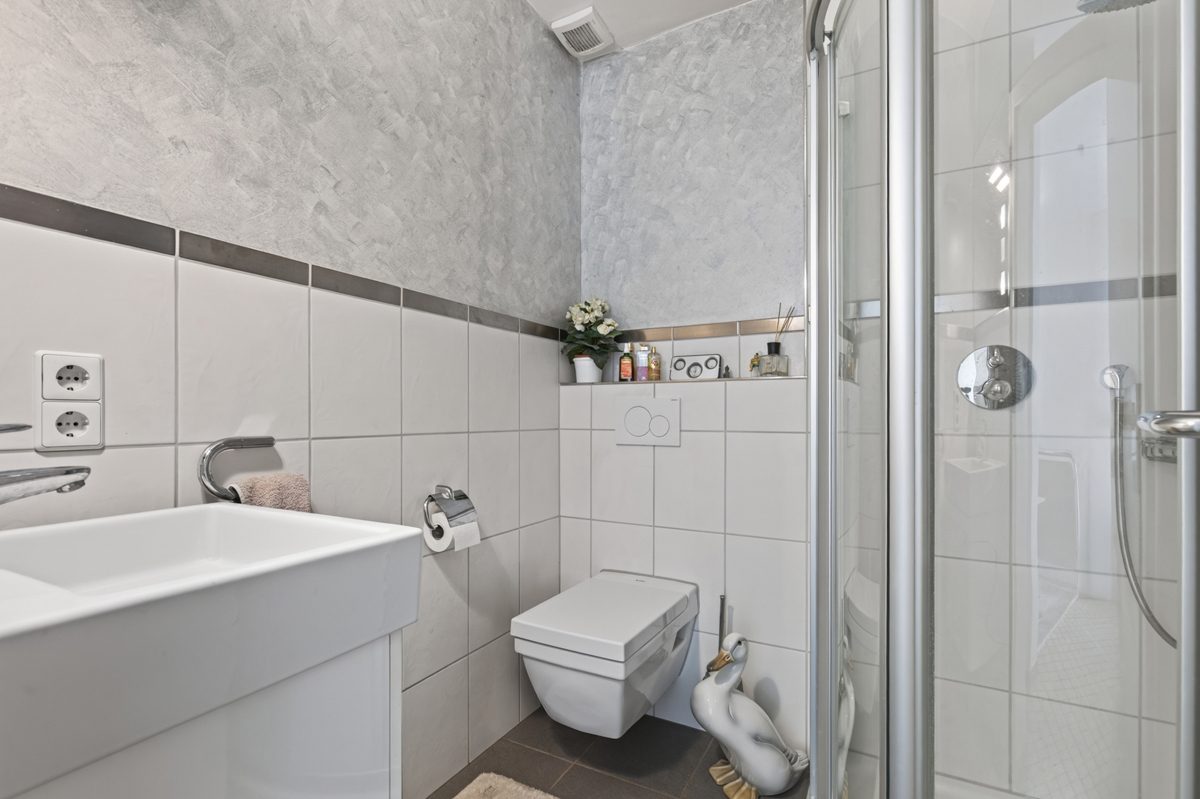 Gäste-Bad Immobilienangebot - Karlsruhe - Wohnen & Anlage - Wohnen auf einer Ebene – mit viel Privatsphäre und einem Garten zum Verlieben