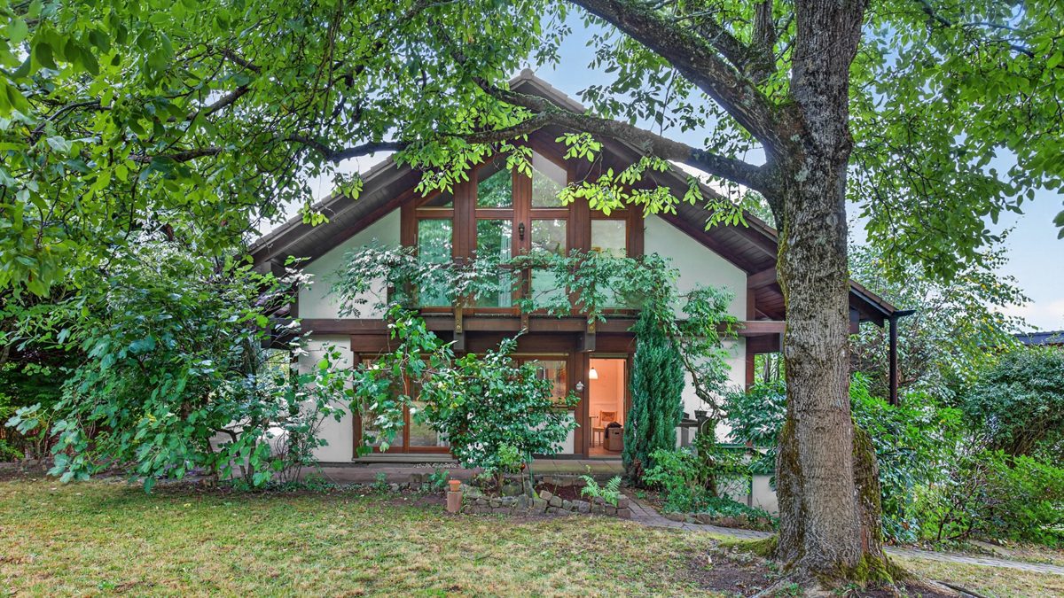 Immobilienangebot - Marxzell / Schielberg - Wohnen & Anlage - Viel Raum, Licht und Lebensqualität – Einfamilienhaus mit Einliegerwohnung auf parkähnlichem Grundstück