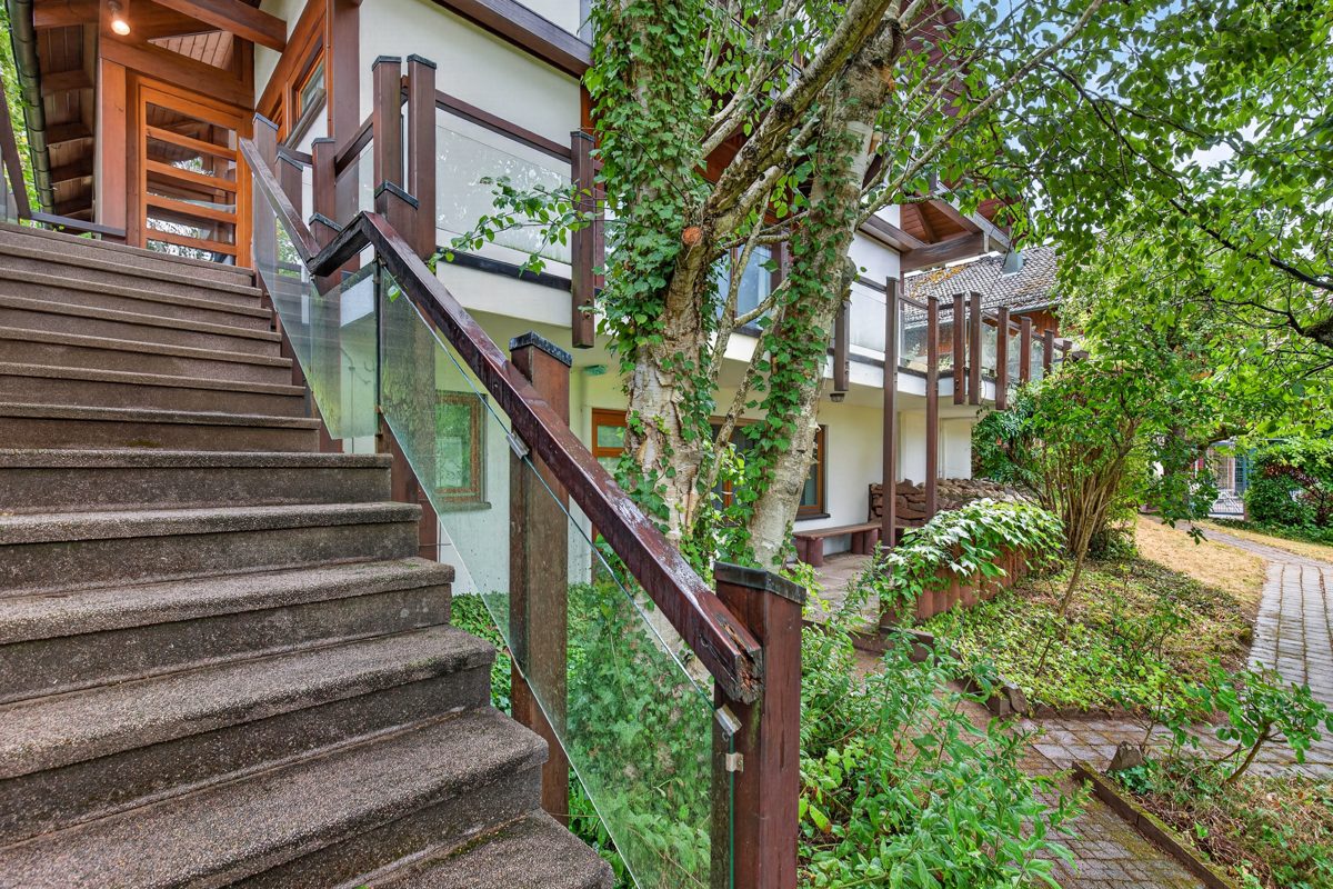 Aussen Eingang Treppe Immobilienangebot - Marxzell / Schielberg - Wohnen & Anlage - Viel Raum, Licht und Lebensqualität – Einfamilienhaus mit Einliegerwohnung auf parkähnlichem Grundstück