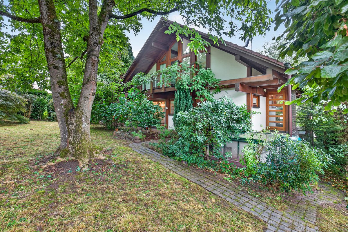 Aussen hinten Immobilienangebot - Marxzell / Schielberg - Wohnen & Anlage - Viel Raum, Licht und Lebensqualität – Einfamilienhaus mit Einliegerwohnung auf parkähnlichem Grundstück