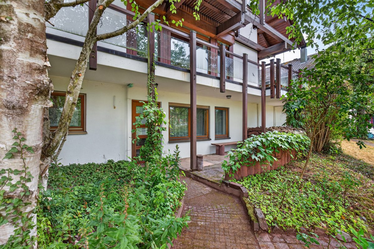 Aussen vorne b Immobilienangebot - Marxzell / Schielberg - Wohnen & Anlage - Viel Raum, Licht und Lebensqualität – Einfamilienhaus mit Einliegerwohnung auf parkähnlichem Grundstück