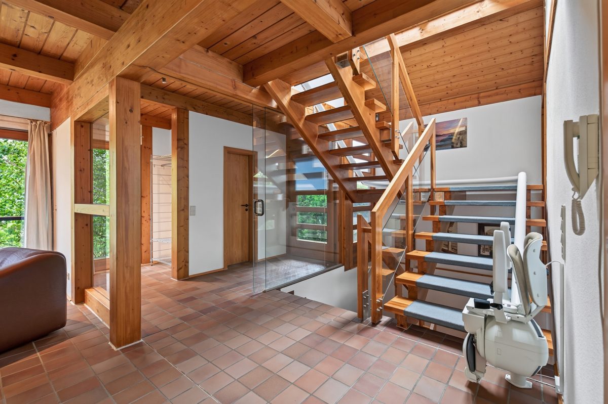 EG Eingang Treppe Immobilienangebot - Marxzell / Schielberg - Wohnen & Anlage - Viel Raum, Licht und Lebensqualität – Einfamilienhaus mit Einliegerwohnung auf parkähnlichem Grundstück