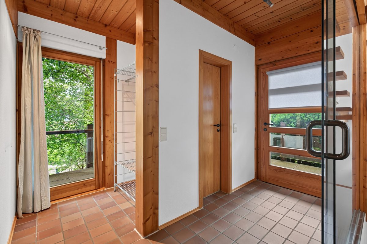 EG Eingang Immobilienangebot - Marxzell / Schielberg - Wohnen & Anlage - Viel Raum, Licht und Lebensqualität – Einfamilienhaus mit Einliegerwohnung auf parkähnlichem Grundstück