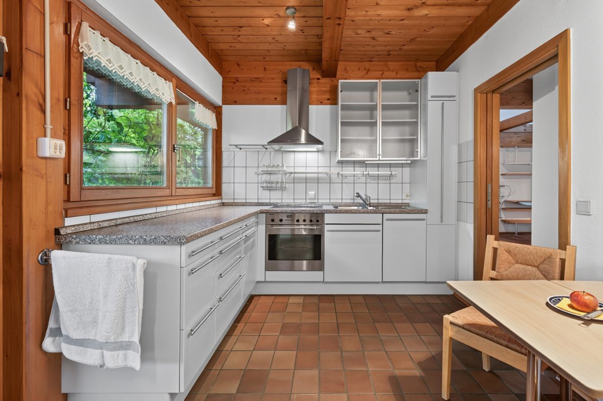 EG Küche Immobilienangebot - Marxzell / Schielberg - Wohnen & Anlage - Viel Raum, Licht und Lebensqualität – Einfamilienhaus mit Einliegerwohnung auf parkähnlichem Grundstück