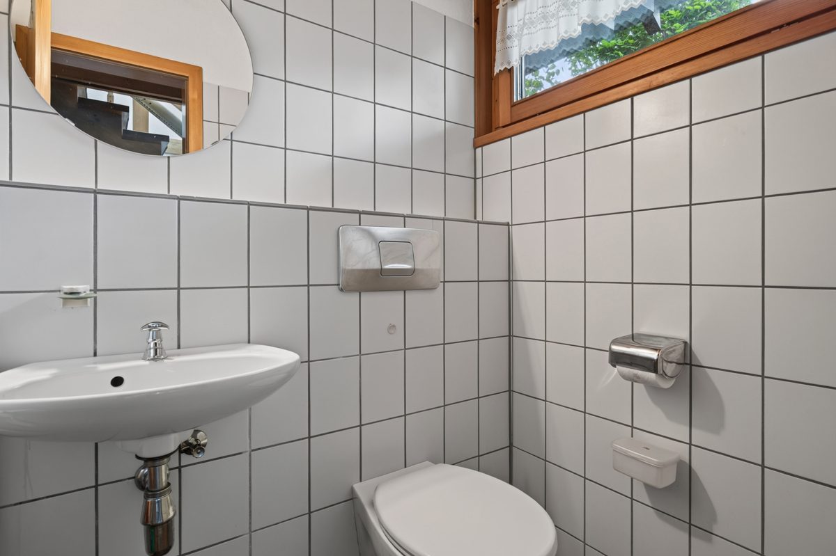 EG WC Immobilienangebot - Marxzell / Schielberg - Wohnen & Anlage - Viel Raum, Licht und Lebensqualität – Einfamilienhaus mit Einliegerwohnung auf parkähnlichem Grundstück