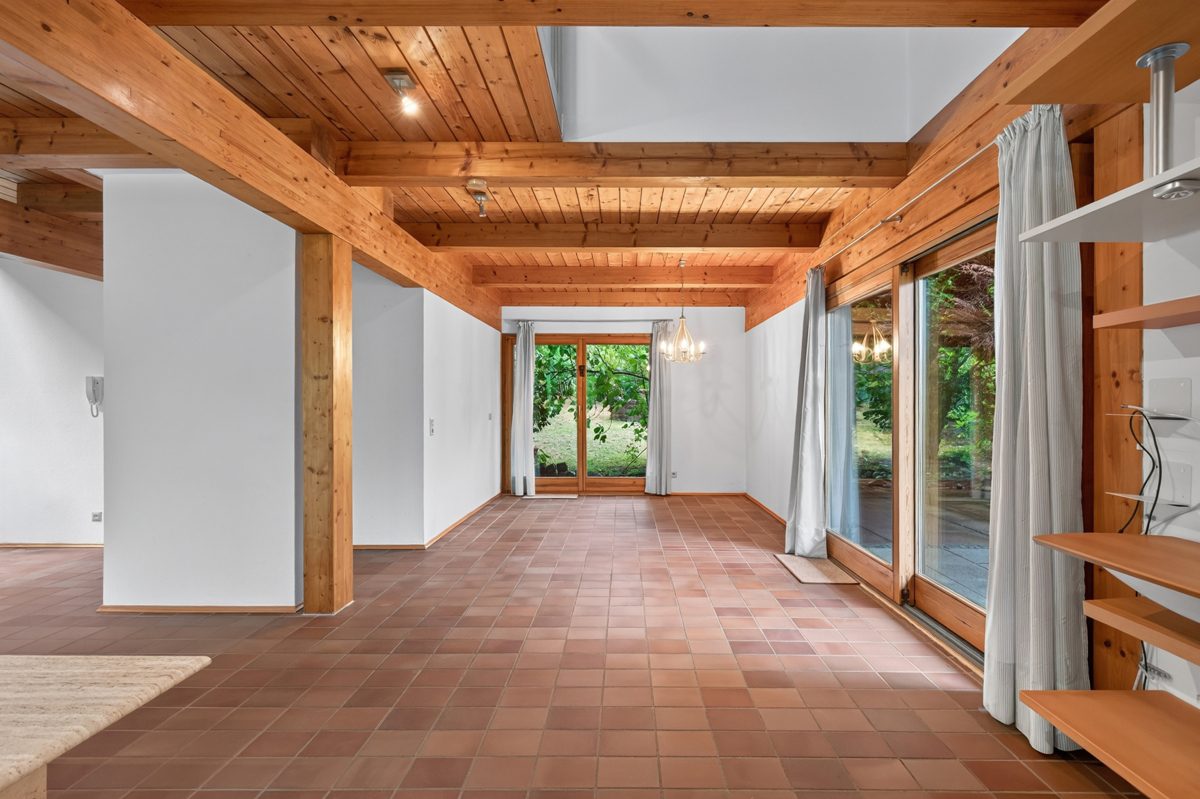 EG Wohnzimmer Immobilienangebot - Marxzell / Schielberg - Wohnen & Anlage - Viel Raum, Licht und Lebensqualität – Einfamilienhaus mit Einliegerwohnung auf parkähnlichem Grundstück