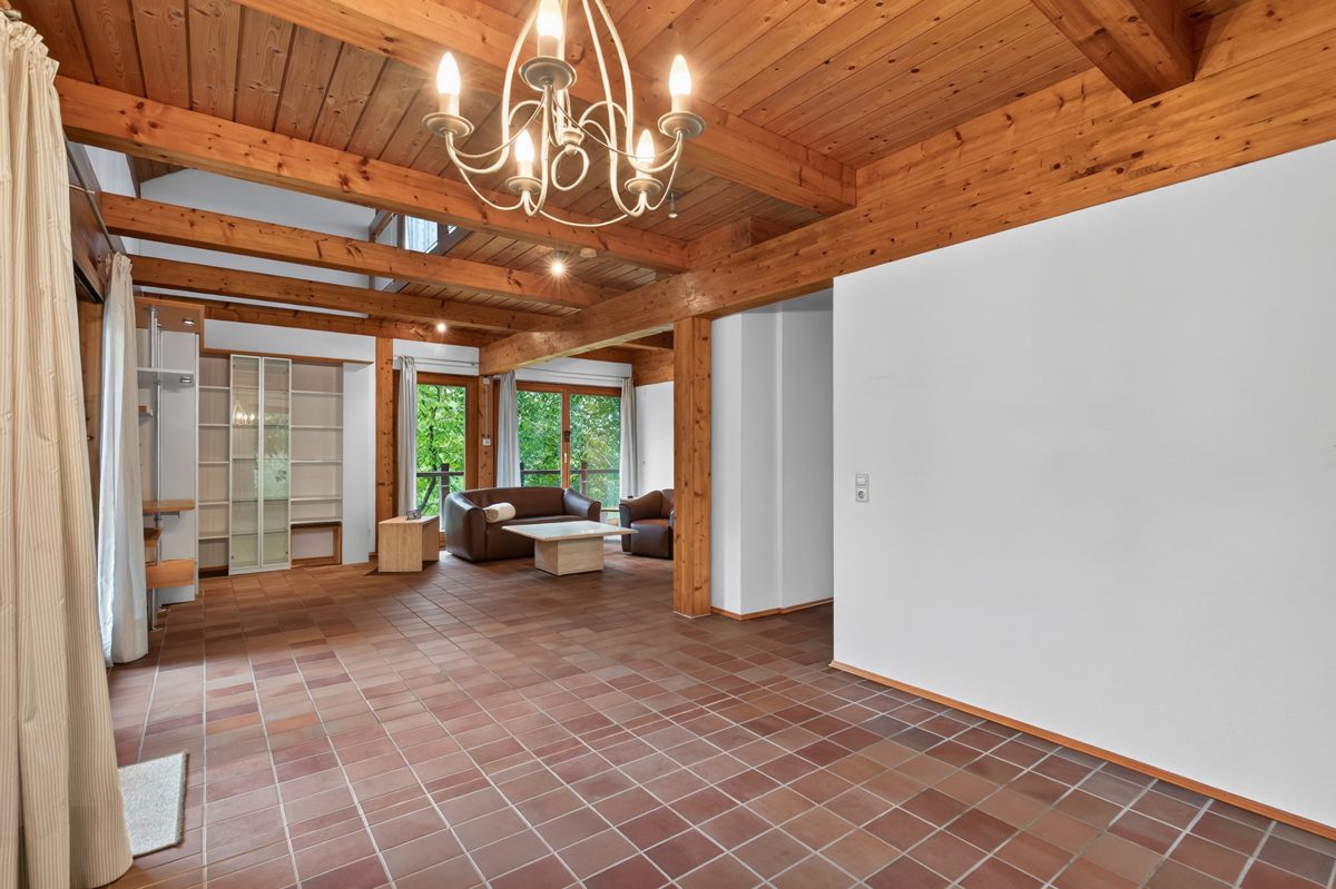 EG Wohnzimmer Immobilienangebot - Marxzell / Schielberg - Wohnen & Anlage - Viel Raum, Licht und Lebensqualität – Einfamilienhaus mit Einliegerwohnung auf parkähnlichem Grundstück