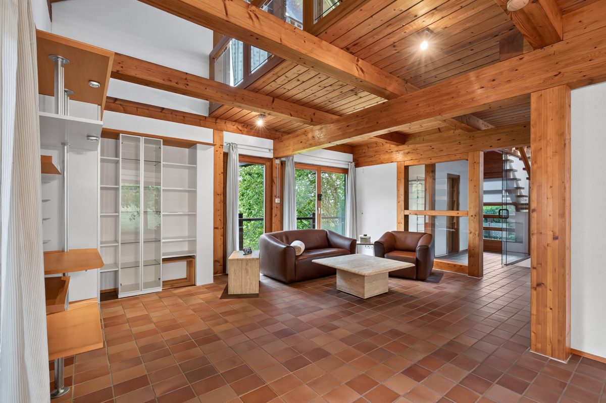 EG Wohnzimmer Immobilienangebot - Marxzell / Schielberg - Wohnen & Anlage - Viel Raum, Licht und Lebensqualität – Einfamilienhaus mit Einliegerwohnung auf parkähnlichem Grundstück