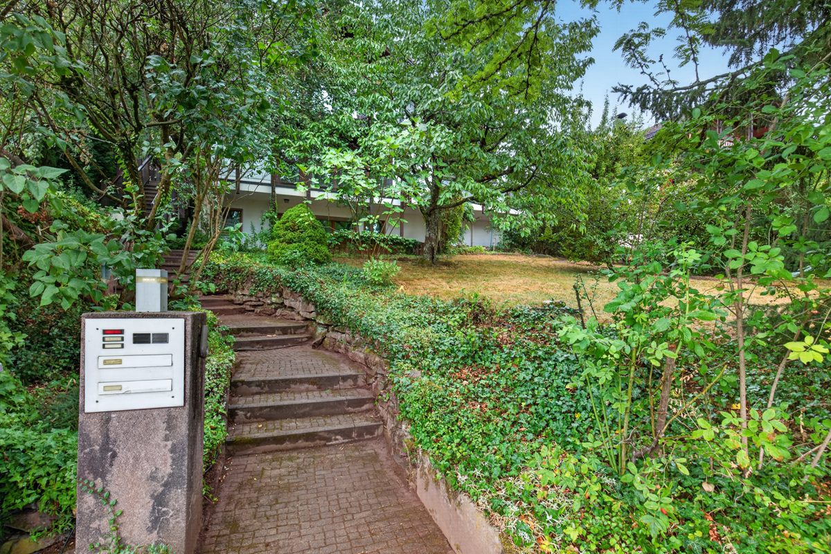 Eingang Straße Immobilienangebot - Marxzell / Schielberg - Wohnen & Anlage - Viel Raum, Licht und Lebensqualität – Einfamilienhaus mit Einliegerwohnung auf parkähnlichem Grundstück