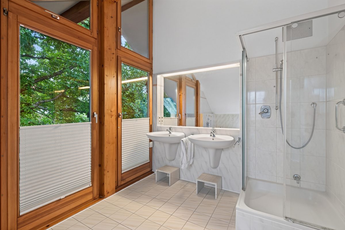 OG Bad b Immobilienangebot - Marxzell / Schielberg - Wohnen & Anlage - Viel Raum, Licht und Lebensqualität – Einfamilienhaus mit Einliegerwohnung auf parkähnlichem Grundstück