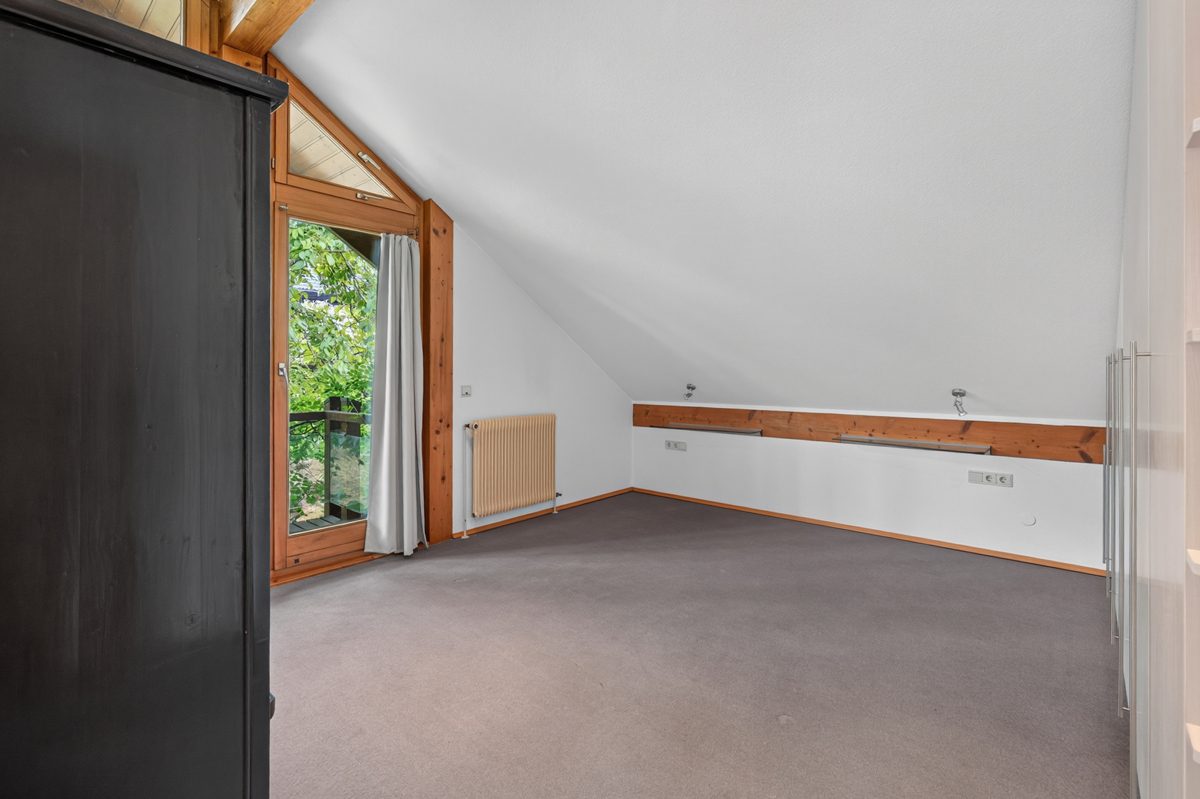 OG Schlafzimmer a Immobilienangebot - Marxzell / Schielberg - Wohnen & Anlage - Viel Raum, Licht und Lebensqualität – Einfamilienhaus mit Einliegerwohnung auf parkähnlichem Grundstück