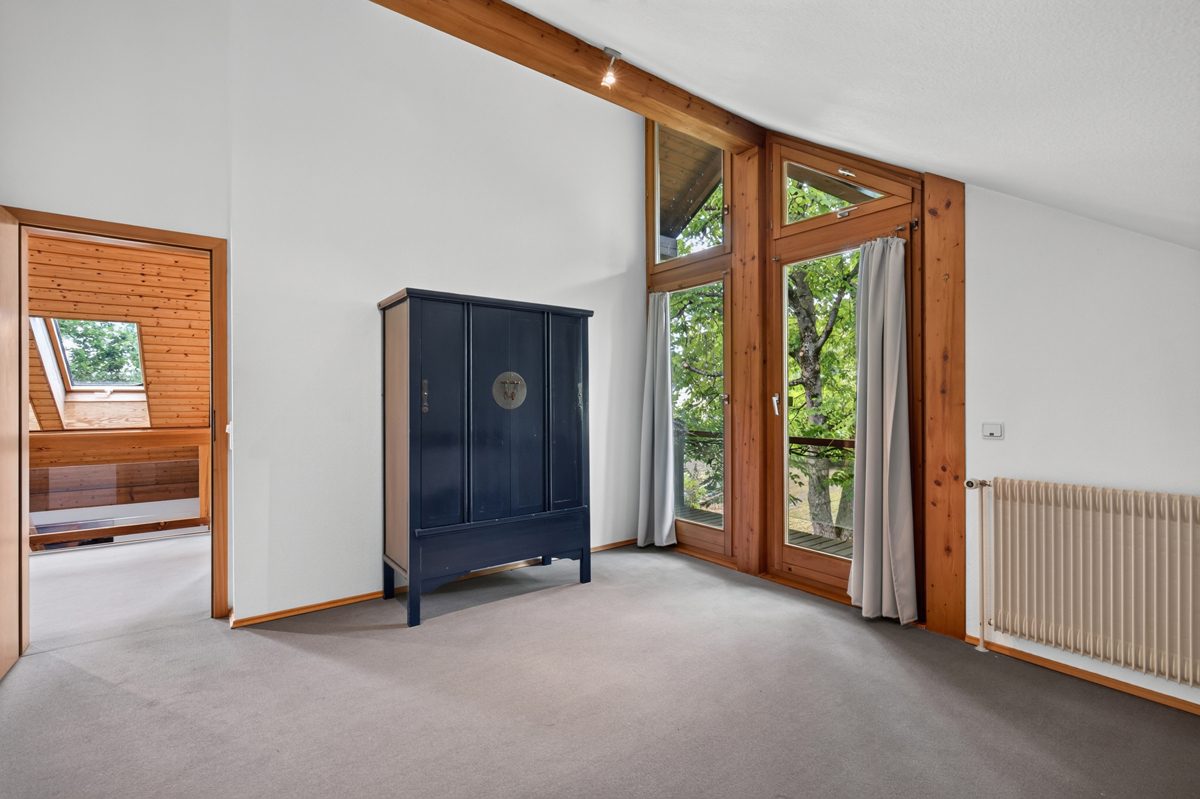 OG Schlafzimmer b Immobilienangebot - Marxzell / Schielberg - Wohnen & Anlage - Viel Raum, Licht und Lebensqualität – Einfamilienhaus mit Einliegerwohnung auf parkähnlichem Grundstück