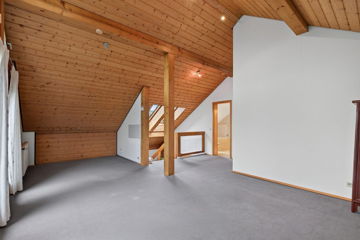 OG Wohnzimmer a d Immobilienangebot - Marxzell / Schielberg - Wohnen & Anlage - Viel Raum, Licht und Lebensqualität – Einfamilienhaus mit Einliegerwohnung auf parkähnlichem Grundstück