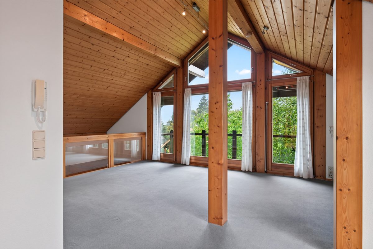OG Wohnzimmer a Immobilienangebot - Marxzell / Schielberg - Wohnen & Anlage - Viel Raum, Licht und Lebensqualität – Einfamilienhaus mit Einliegerwohnung auf parkähnlichem Grundstück