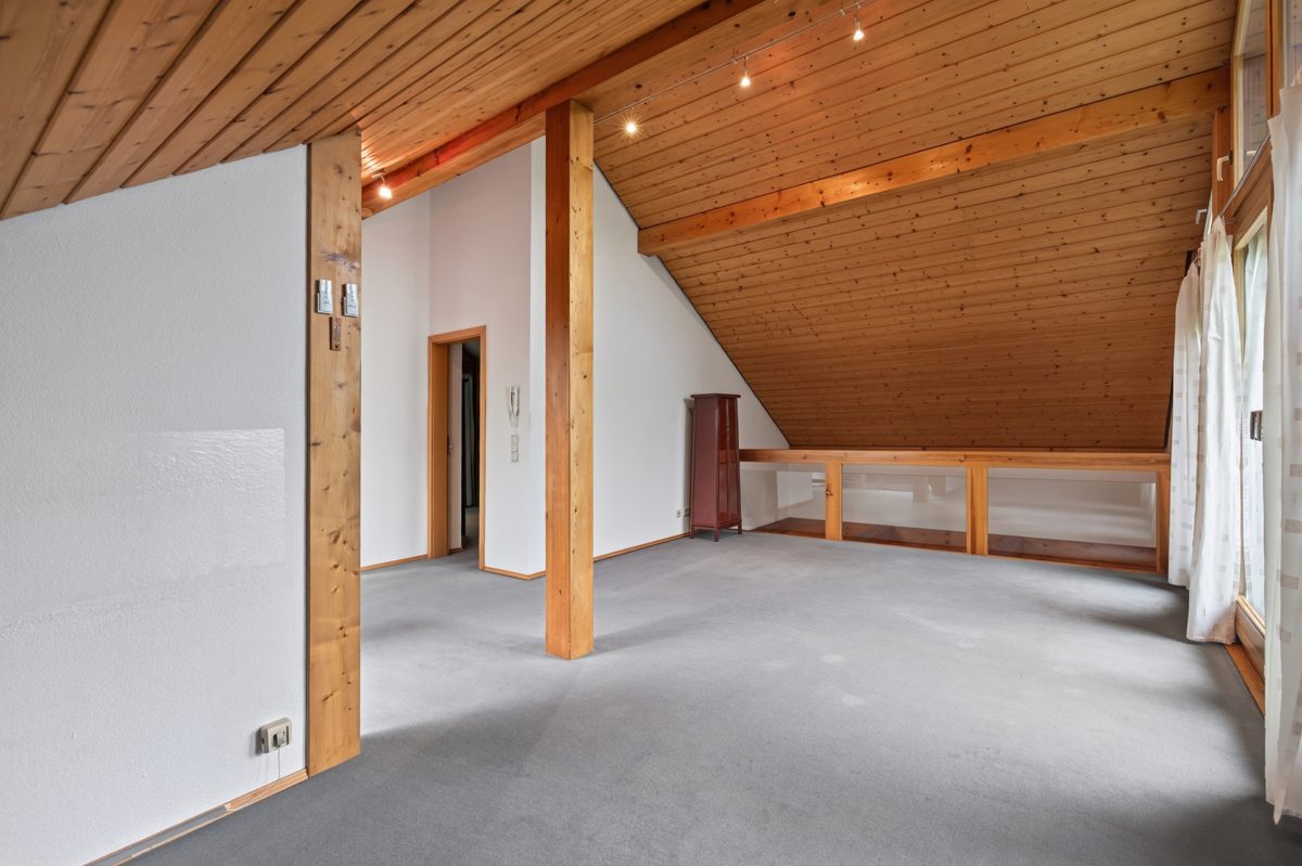 OG Wohnzimmer b Immobilienangebot - Marxzell / Schielberg - Wohnen & Anlage - Viel Raum, Licht und Lebensqualität – Einfamilienhaus mit Einliegerwohnung auf parkähnlichem Grundstück