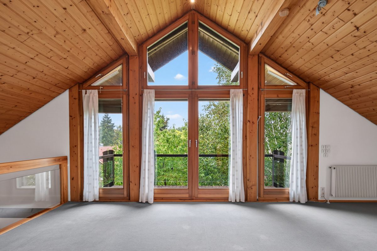 OG Wohnzimmer c Immobilienangebot - Marxzell / Schielberg - Wohnen & Anlage - Viel Raum, Licht und Lebensqualität – Einfamilienhaus mit Einliegerwohnung auf parkähnlichem Grundstück