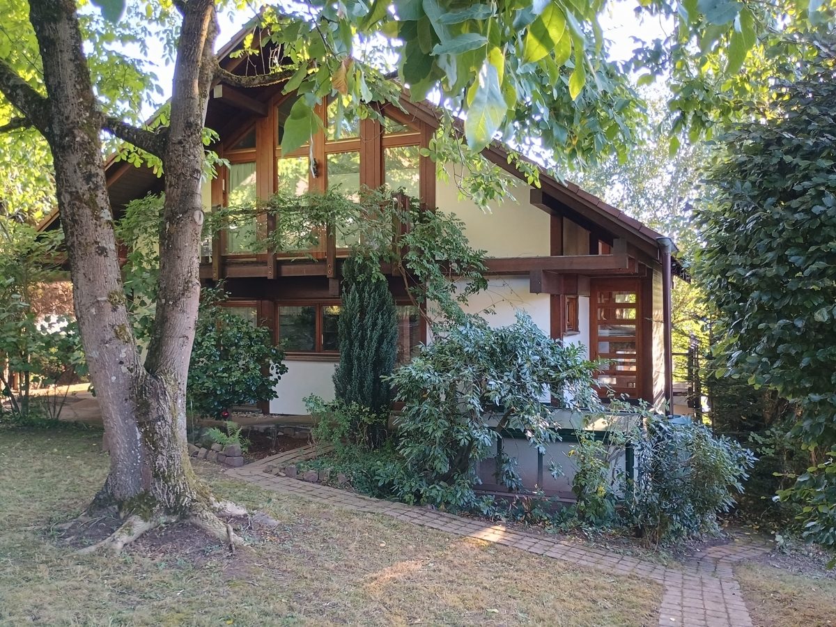 Außenaufnahme Immobilienangebot - Marxzell / Schielberg - Wohnen & Anlage - Viel Raum, Licht und Lebensqualität – Einfamilienhaus mit Einliegerwohnung auf parkähnlichem Grundstück