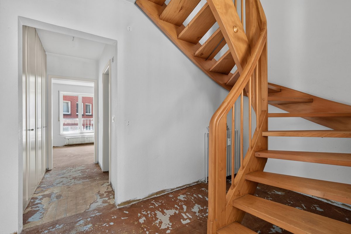 Flur unten Immobilienangebot - Karlsruhe - Wohnungen - Maisonette mit Potenzial: 3 Zimmer-Wohnung auf zwei Ebenen in zentraler Lage von Karlsruhe!