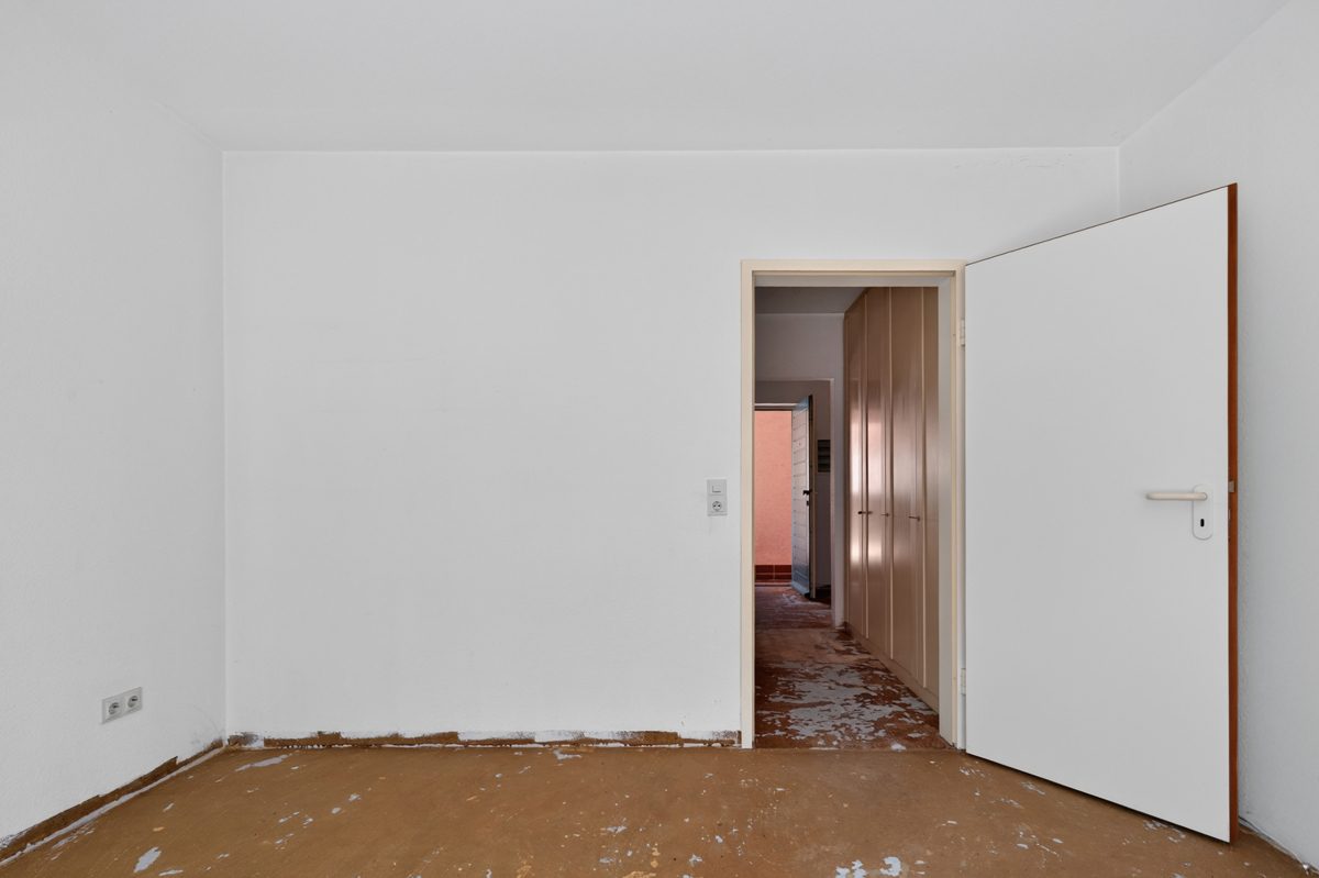 Zimmer 1 / Flur Immobilienangebot - Karlsruhe - Wohnungen - Maisonette mit Potenzial: 3 Zimmer-Wohnung auf zwei Ebenen in zentraler Lage von Karlsruhe!