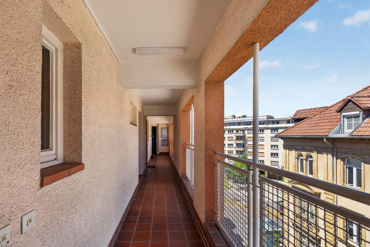 Laubengang Immobilienangebot - Karlsruhe - Wohnungen - Maisonette mit Potenzial: 3 Zimmer-Wohnung auf zwei Ebenen in zentraler Lage von Karlsruhe!