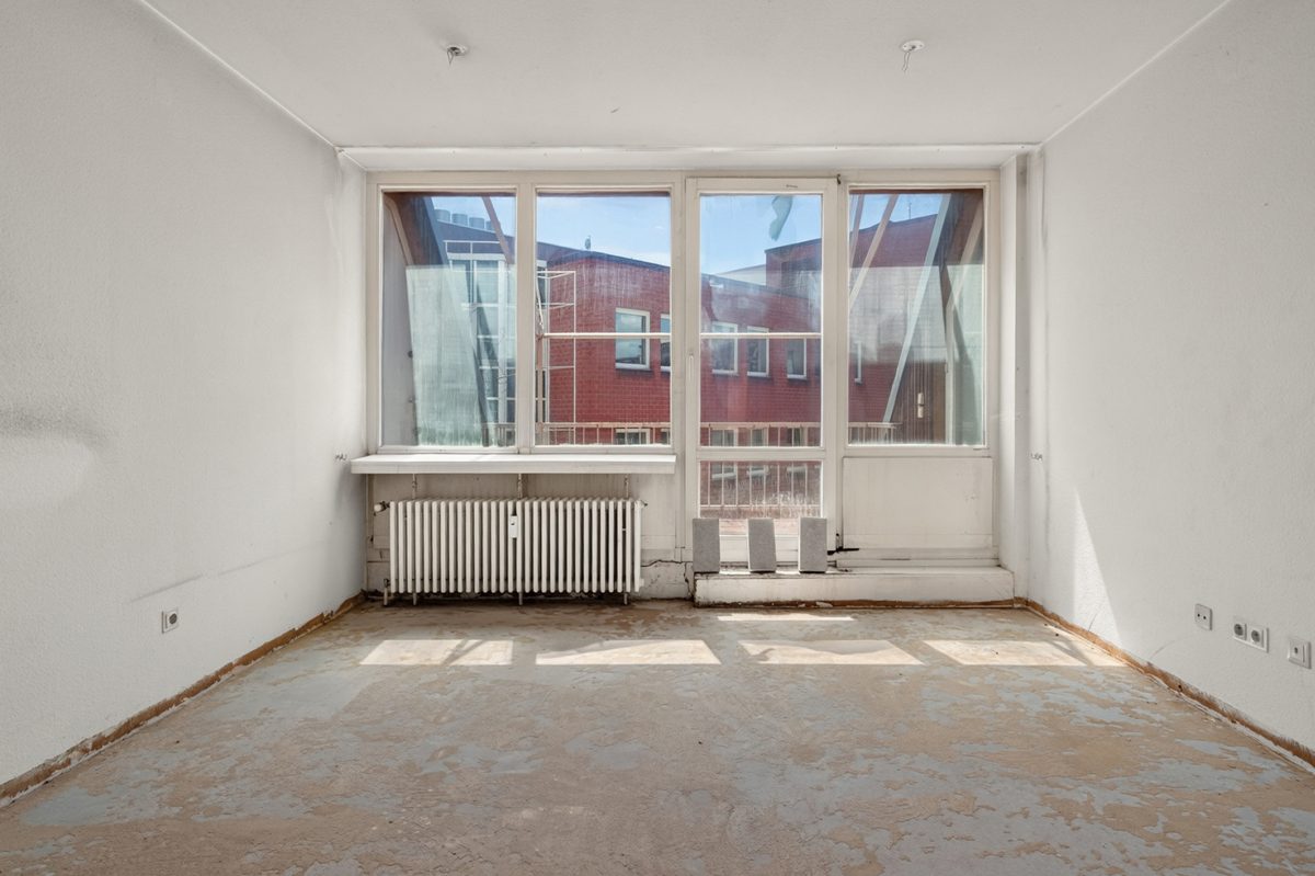 Wohnzimmer mit Balkon Immobilienangebot - Karlsruhe - Wohnungen - Maisonette mit Potenzial: 3 Zimmer-Wohnung auf zwei Ebenen in zentraler Lage von Karlsruhe!
