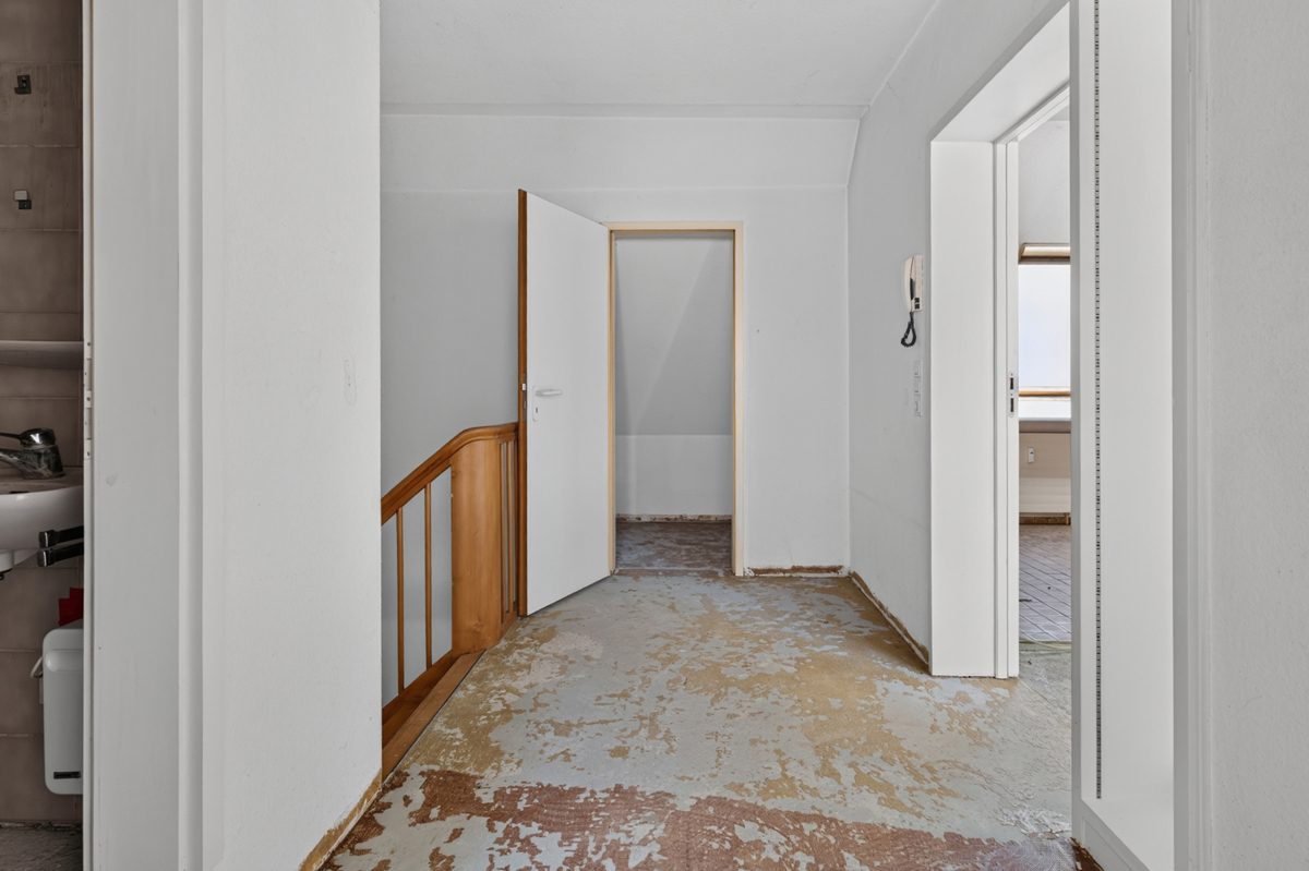 Flur oben Immobilienangebot - Karlsruhe - Wohnungen - Maisonette mit Potenzial: 3 Zimmer-Wohnung auf zwei Ebenen in zentraler Lage von Karlsruhe!