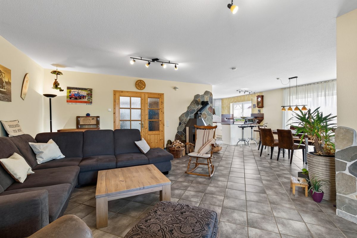 EG Wohnzimmer Immobilienangebot - Wörth am Rhein / Schaidt - Wohnen & Anlage - Raumwunder für die große Familie! Ansprechendes Einfamilienhaus in Schaidt