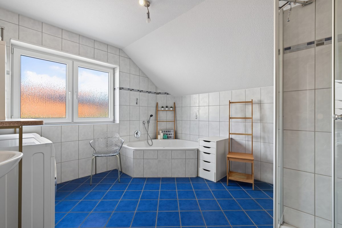 OG Tageslichtbad Immobilienangebot - Wörth am Rhein / Schaidt - Wohnen & Anlage - Raumwunder für die große Familie! Ansprechendes Einfamilienhaus in Schaidt