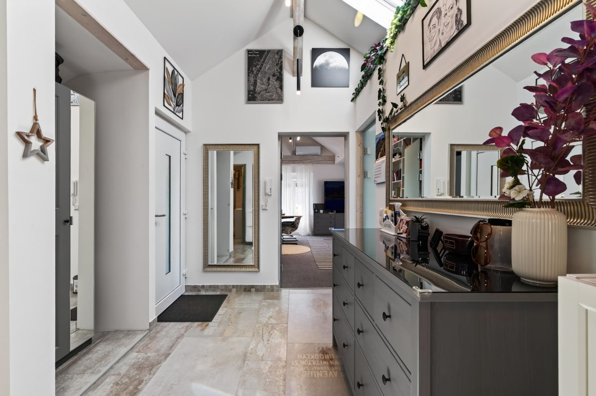 Flur Immobilienangebot - Stutensee / Staffort - Wohnungen - Attraktive 3-Zimmer-Wohnung nach Sanierung - selbst einziehen oder clever investieren!