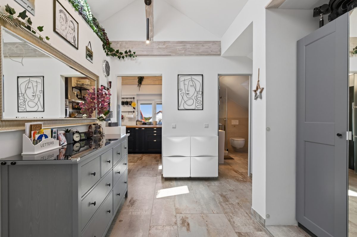 Flur Immobilienangebot - Stutensee / Staffort - Wohnungen - Attraktive 3-Zimmer-Wohnung nach Sanierung - selbst einziehen oder clever investieren!