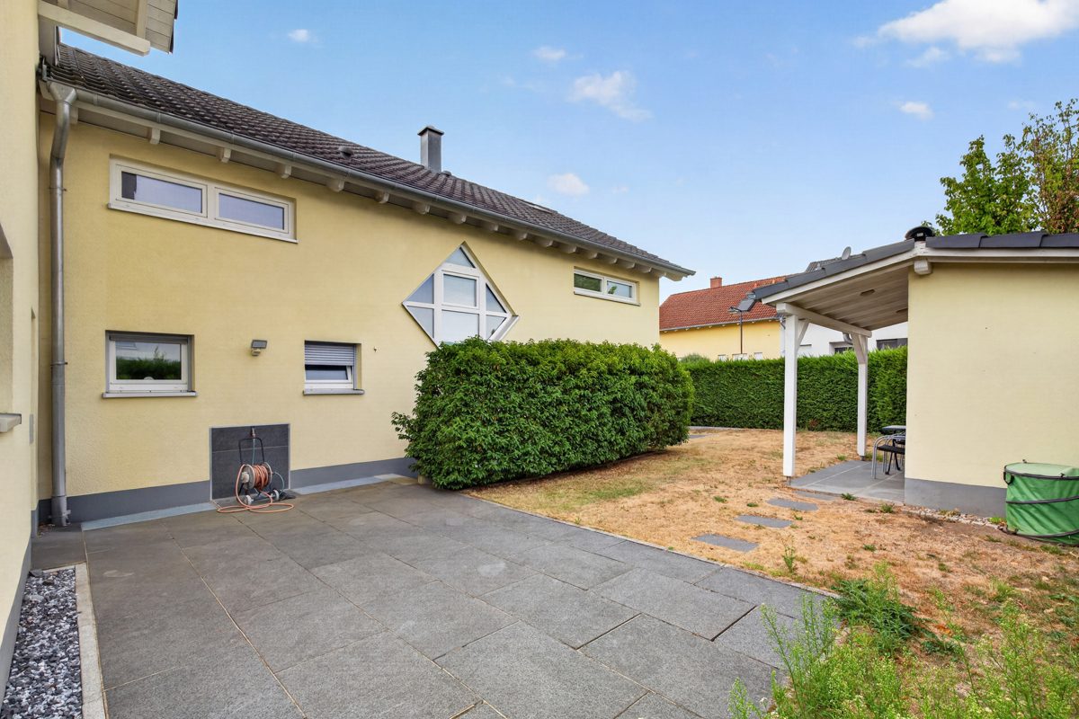 Immobilienangebot - Bruchsal / Büchenau - Wohnen & Anlage - Modernes Wohnjuwel in ruhiger Lage - großzügiges freistehendes Einfamilienhaus!