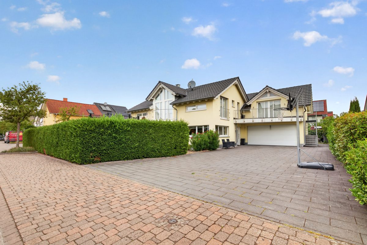 Immobilienangebot - Bruchsal / Büchenau - Wohnen & Anlage - Modernes Wohnjuwel in ruhiger Lage - großzügiges freistehendes Einfamilienhaus!