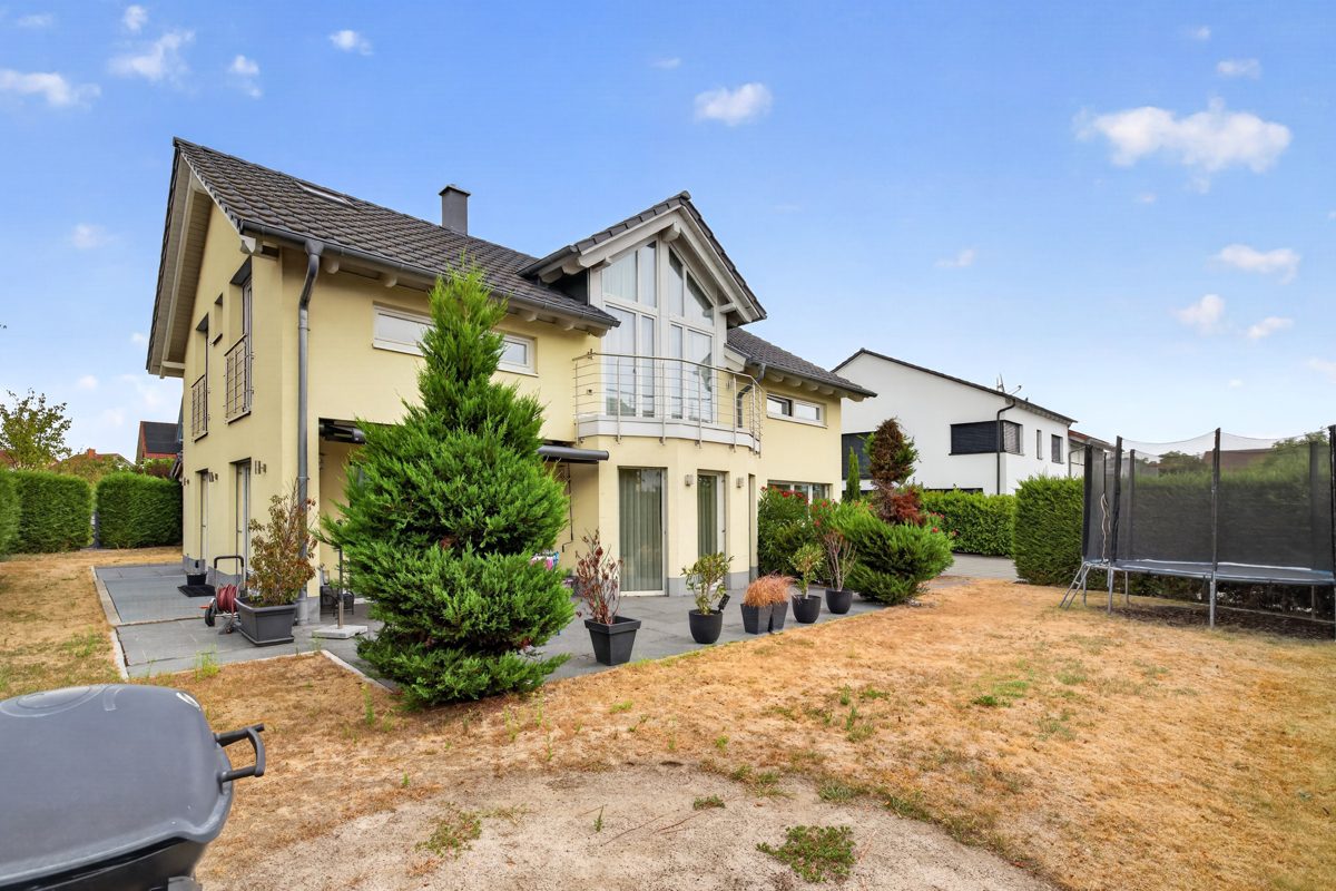 Immobilienangebot - Bruchsal / Büchenau - Wohnen & Anlage - Modernes Wohnjuwel in ruhiger Lage - großzügiges freistehendes Einfamilienhaus!